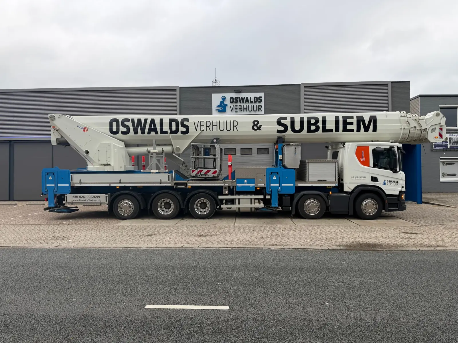 Ruthmann T900HF 90 meter vrachtwagenhoogwerker van Oswalds Verhuur met Subliem branding