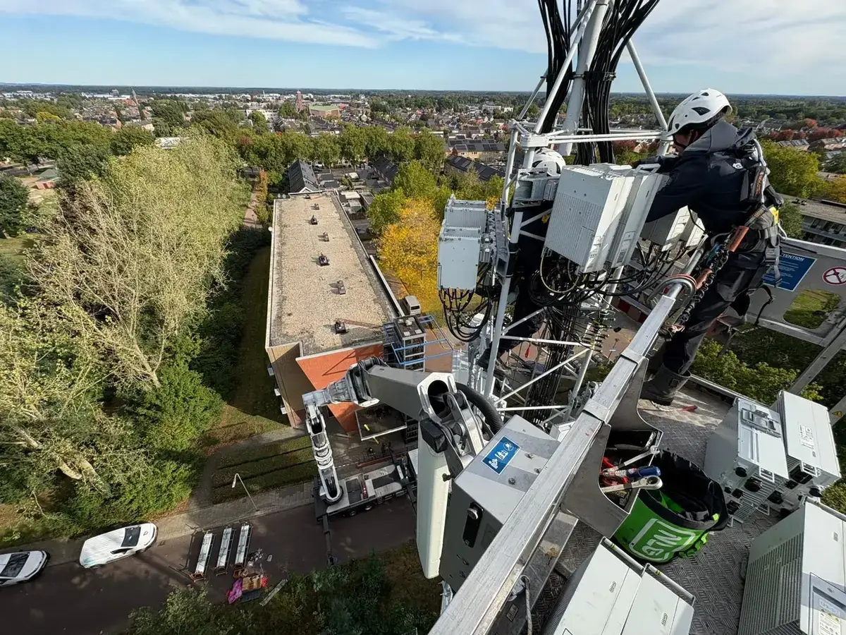 Monteur op hoogte met vrachtwagenhoogwerker van Oswalds Verhuur